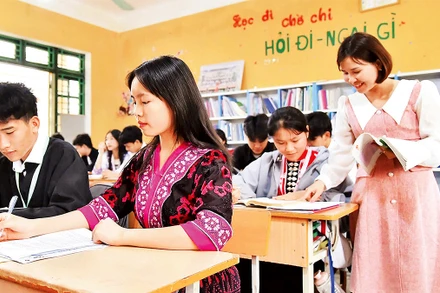 Cô và trò Trường Dân tộc nội trú tỉnh Ðiện Biên. (Ảnh MỸ HÀ)