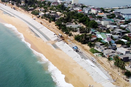 Tuyến kè kiên cố giúp người dân làng chài Thạnh Ðức 1, phường Phổ Thạnh, thị xã Ðức Phổ an cư bên chân sóng.