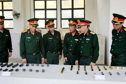 Lãnh đạo Tổng cục Công nghiệp quốc phòng kiểm tra công tác nghiên cứu, sản xuất tại các đơn vị trực thuộc. (Ảnh ANH TUẤN)