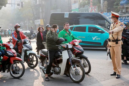 Lực lượng chức năng xử phạt các trường hợp vi phạm luật giao thông.