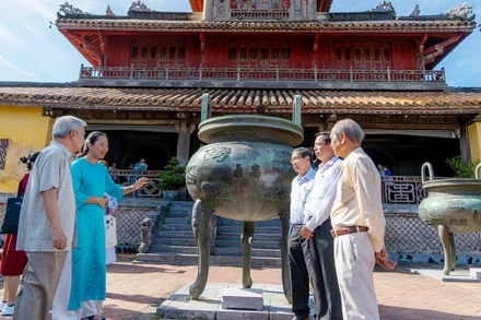 Các chuyên gia, nhà nghiên cứu tìm hiểu di sản tư liệu trên Cửu Ðỉnh trong Ðại nội Huế.