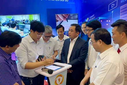 Bí thư Tỉnh ủy Hải Dương Trần Ðức Thắng (thứ năm từ trái sang) dự Ngày chuyển đổi số.