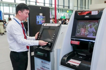 Máy ATM công nghệ mới cho phép giao dịch rút tiền bằng căn cước công dân gắn chip.