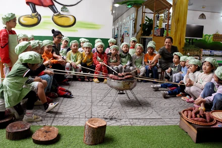 Học sinh Trường mầm non Ngọc Lan, quận Hải Châu, thành phố Ðà Nẵng với giờ học trải nghiệm dưới sân trường.