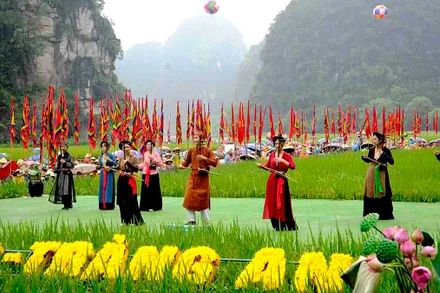 Tiết mục khai mạc Tuần Du lịch Sắc vàng Tam Cốc Tràng An. (Ảnh Sở Du lịch Ninh Bình)