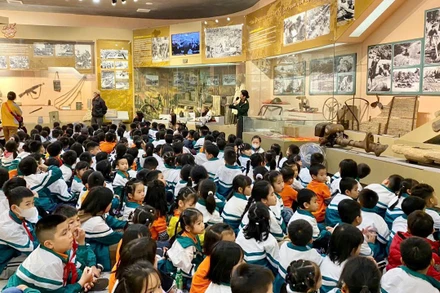 Nhiều thế hệ học sinh tham quan, nghe kể chuyện về kỷ vật chiến tranh tại Bảo tàng Ðường Hồ Chí Minh (Hà Nội).