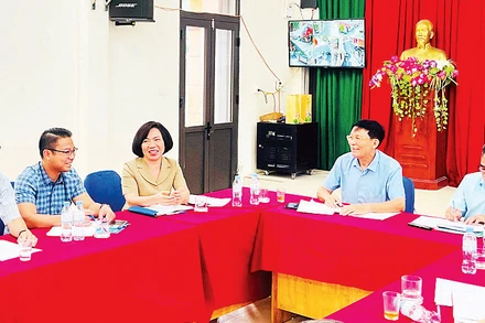  Bí thư Quận ủy Tây Hồ Lê Thị Thu Hằng dự sinh hoạt tại tổ đảng số 10, Chi bộ số 12, Ðảng bộ phường Xuân La.