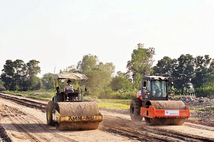 Thi công Dự án đường vành đai 4-Vùng Thủ đô đoạn qua địa bàn quận Hà Đông, Hà Nội. (Ảnh ĐĂNG ANH)