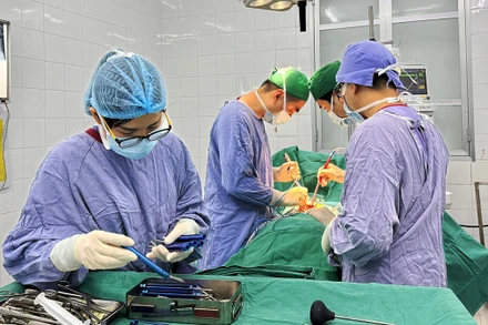 Các bác sĩ Bệnh viện Hữu nghị Việt Ðức đang thực hiện một ca mổ cấp cứu.