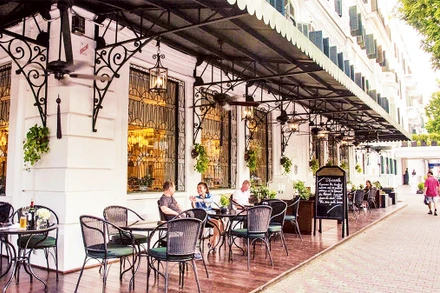 Khu vỉa hè góc phố Lê Phụng Hiểu-Ngô Quyền được cho thuê làm địa điểm kinh doanh cà-phe, ăn uống. (Ảnh Hà Thu)