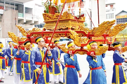 Rước kiệu trong Lễ hội kết chạ hai làng Kiều Mai - Phú Mỹ.