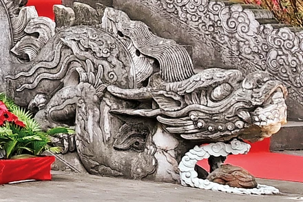 Đôi rồng đá trước thềm điện Kính Thiên trong Hoàng thành Thăng Long, TP Hà Nội. (Ảnh: TRẦN THANH GIANG)