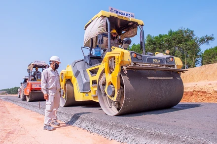 Nhà thầu thi công triển khai thảm bê-tông nhựa mặt đường, dự án đường cao tốc Quảng Ngãi-Hoài Nhơn.