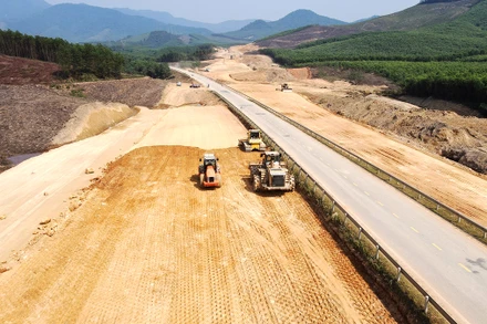 Các đơn vị huy động nhân lực, nỗ lực đẩy nhanh tiến độ thi công đường cao tốc Bắc-Nam đoạn qua Hà Tĩnh.