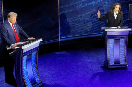 Bà Kamala Harris và ông Donald Trump tranh luận trực tiếp hôm 10/9/2024. (Ảnh REUTERS)