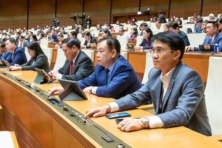 Các đại biểu Quốc hội biểu quyết thông qua Luật Ban hành văn bản quy phạm pháp luật (sửa đổi). (Ảnh Ðăng Anh)