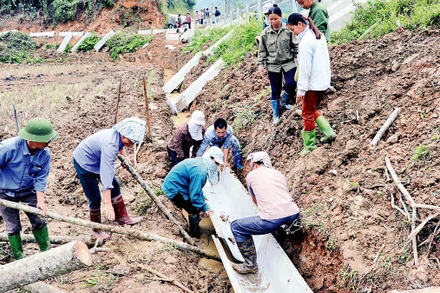 Cán bộ cơ sở cùng người dân Tuyên Quang xây dựng kênh mương.
