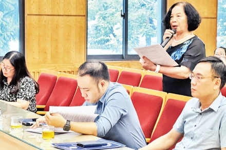 Đại diện các tổ dân phố trên địa bàn quận Ba Đình tham gia góp ý kiến xây dựng tiêu chí. (Ảnh TÙNG LINH)