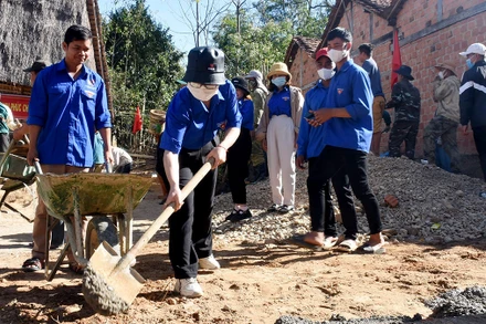 Cán bộ, đảng viên ở cơ sở đóng góp ngày công xây dựng nông thôn mới. (Ảnh BÁO KON TUM)