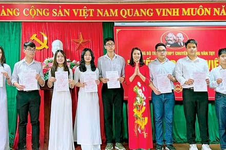Lễ kết nạp đảng viên mới tại Trường THPT chuyên Lương Văn Tụy.