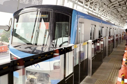 Tuyến metro số 1 Bến Thành-Suối Tiên chạy thử nghiệm đoạn trên cao, chuẩn bị đưa vào khai thác vận hành vào đầu năm 2024. (Ảnh THẾ ANH)