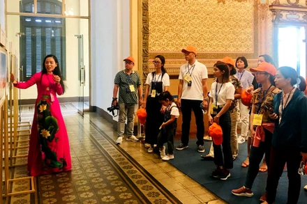 Khách tham quan trụ sở Hội đồng nhân dân và Ủy ban nhân dân Thành phố Hồ Chí Minh.