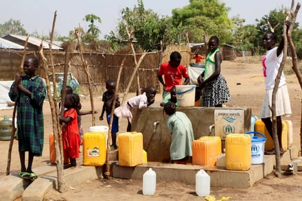 Người tị nạn Sudan lấy nước tại một trại tị nạn ở Nam Sudan. (Ảnh REUTERS)