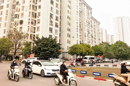 Việc xây dựng chung cư cao tầng đã gây áp lực hạ tầng đô thị tại khu vực nội thành.