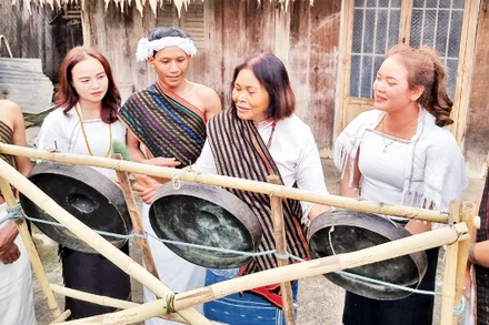 Nghệ nhân ưu tú Ma Bio dạy cách đánh chiêng cho thế hệ trẻ.