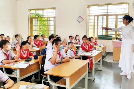 “Cô giáo nhí” Trương Khánh Huyền say sưa trong tiết dạy.