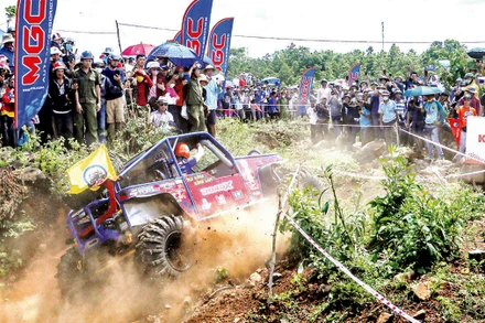 Ðông đảo khán giả cổ vũ Giải đua xe ô tô địa hình “Thử thách vượt đại ngàn Buôn Ðôn 2023”