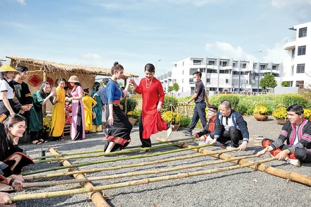 Du khách trải nghiệm múa sạp tại “Phiên chợ xưa”.