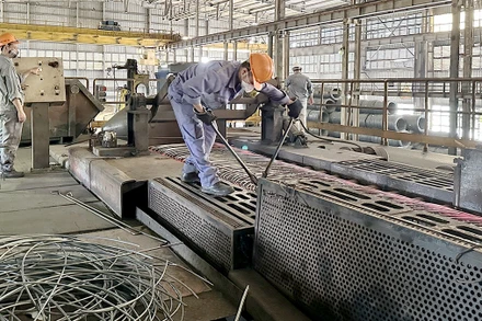 Sản xuất thép cuộn tại Công ty cổ phần Gang thép Thái Nguyên.