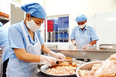 Khu vực chế biến thực phẩm một chiều tại Bếp ăn mẫu Trường tiểu học Ngô Gia Tự, TP Ðà Nẵng.