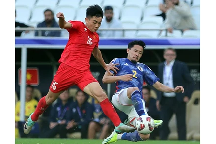 Ðình Bắc (số 15) thi đấu ấn tượng trong trận Việt Nam gặp Nhật Bản. (Ảnh VFF)