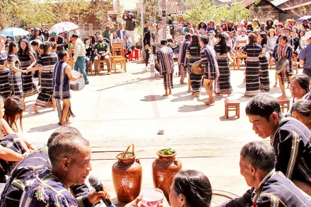 Bà con buôn làng chung vui đám cưới truyền thống của người Cơ Ho.