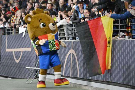 Linh vật EURO 2024-gấu bông Albart với các cổ động viên Đức.