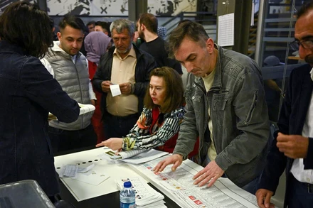 Cử tri Thổ Nhĩ Kỳ bỏ phiếu ở Istanbul. (Ảnh REUTERS)