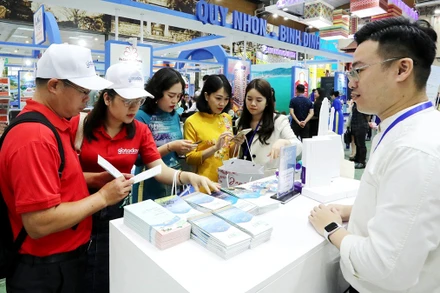 Ðẩy mạnh truyền thông là giải pháp quan trọng giúp thu hút khách. Trong ảnh: Du khách tìm hiểu thông tin du lịch tại Hội chợ Du lịch quốc tế Việt Nam-VITM Hà Nội 2023. (Ảnh T.HÀ)