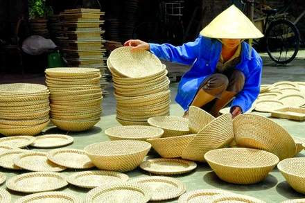 Sản xuất sản phẩm mây tre đan tại làng nghề Phú Vinh, huyện Chương Mỹ (Hà Nội). (Ảnh LINH CHI)