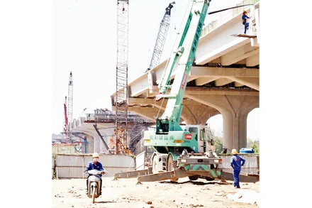 Hầu hết các gói thầu xây lắp thuộc dự án vành đai 3 đoạn qua địa bàn Thành phố Hồ Chí Minh đang thiếu vật liệu cát để san lấp nền.