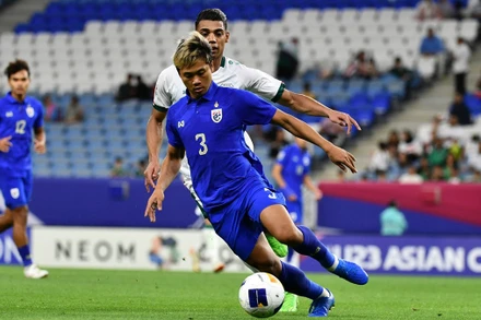 Pha tranh bóng giữa cầu thủ U23 Thái Lan (áo xanh) và U23 Iraq.