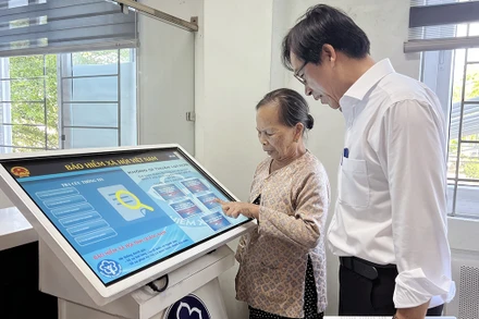 Hướng dẫn người dân sử dụng VssID tại Bảo hiểm xã hội thành phố Hội An (Quảng Nam).