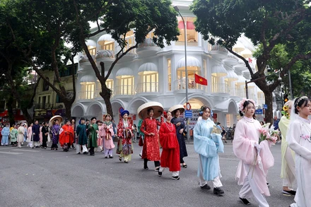 Nhiều bạn trẻ diễu hành trong trang phục cổ tại Lễ hội Áo dài Du lịch Hà Nội năm 2023.
