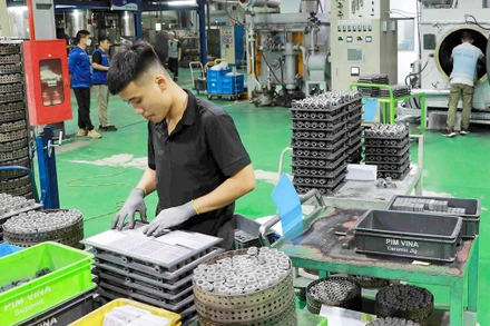 Sản xuất linh kiện ô-tô tại Công ty TNHH Pim Vina (FDI Hàn Quốc) ở Khu công nghiệp Mỹ Trung, huyện Mỹ Lộc, tỉnh Nam Ðịnh. (Ảnh TTXVN)