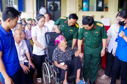 Ðại diện Cục Hậu cần Quân khu 4 thăm hỏi người dân đến khám bệnh ở xã Diễn Nguyên, huyện Diễn Châu (Nghệ An).