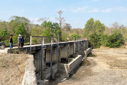 Kiểm tra nguồn nước tại đập dâng xã Hàm Cần, huyện Hàm Thuận Nam, tỉnh Bình Thuận.