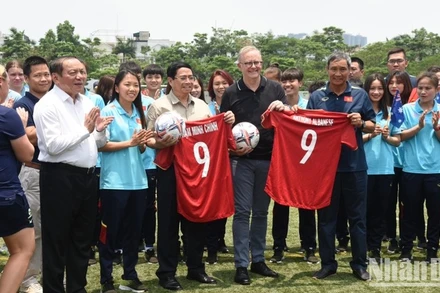 Thủ tướng Việt Nam và Thủ tướng Australia giao lưu với 2 đội tuyển bóng đá nữ