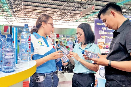 Người dân tham quan, tìm hiểu sản phẩm nước i-on Life, sản phẩm đạt “Hàng Việt Nam chất lượng cao” nhiều năm liền. 