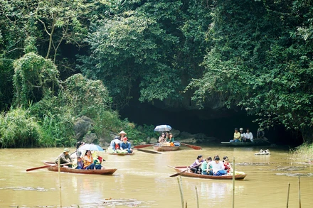 Du khách khám phá Khu du lịch sinh thái Thung Nham, Ninh Bình. (Ảnh PHONG VINH)